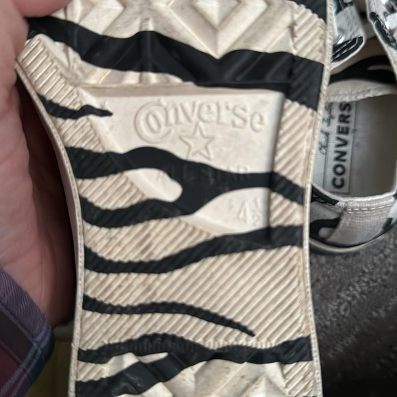 Super fun Zébra converse. Almost brand new - Picture 4 of 5